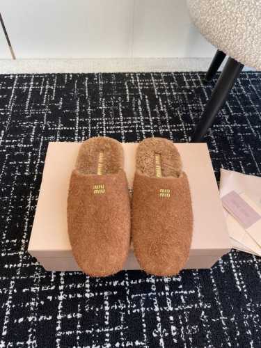 代购级 Miu Miu 24ss 秋冬系列穆勒鞋 羊毛 拖鞋 包头小羊皮半拖Zp开发 原版拆卸 对版拖鞋秒杀市面版本 Miu真的太少女啦 鞋面进口麂皮 进口羊皮
