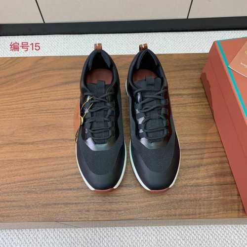 Loro Piana 情侣款休闲运动鞋。简约时尚，上脚非常舒适。 透气网面。牛皮垫脚。定制橡胶底。 码数：女：35-43 35、41、42、43定制不退换 男3