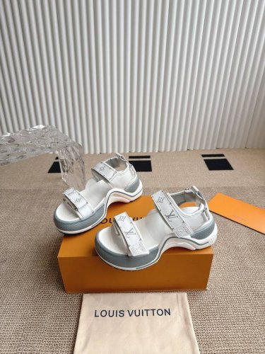 工厂p价 女装女鞋 运动原单 Louis Vuitton 路易威登 春夏凉鞋 爱了爱了！增高又显瘦，上脚超酷，至少增高5Cm可黑白配色又特别百 搭，搭配袜子秒变