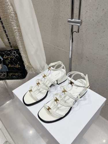 顶级版 Celine 赛琳早春新款春夏新品凯旋门罗马凉鞋 非常高级的一款凯旋门五金扣设计极具品牌辨识度，超级好看百搭，好少女 鞋面：进口漆皮 内里：进口山羊皮