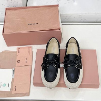 Miu Mi 25年早春走秀新款♀擦色复古乐福鞋火爆来袭，常年穿搭必备单品 鞋面采用定制复古擦色头层牛皮上复古的做旧擦色工艺，使整双鞋都透露着随性和洒脱，鞋面采