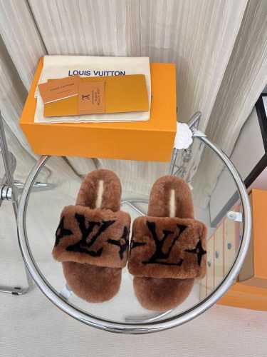 Louis vuitton 新款直羊毛拖鞋 頂级品质纯皮毛一体羔羊毛打造！超温暖的感觉，穿上仿佛踩在云朵上LV经典老花装饰，精致高级！让这双毛拖身价陡增！鞋底是