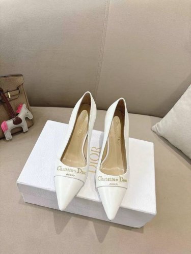 dior2025 春夏新品钢印字母Logo单鞋 凉鞋系列 单鞋 高跟鞋 顶级版本 延续D家永恒经典！这款鞋低调不失华丽 性感又不显张扬 鞋型是大家都爱的秀气款