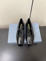 PRADA 普拉达 25ss 春夏新款 平跟方头单鞋简单的设计大概就是它最让人喜欢的点 不是烂大街的那种 很有自己的品牌个性面料：进口小牛漆皮 内里：进口混种羊