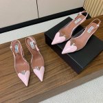 Alaia 爱心高跟鞋。精致优雅的同时还具有时髦感。穿上它休闲日常与与高级奢华驾驭自如，上脚真的太爱啦。鞋面漆皮、马毛胶片。羊皮垫脚。真皮大底，有6.5cm和1