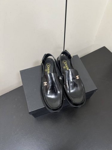 Chanel 小香25C英伦风后空凉鞋 这款气质上更中性帅气几分此系列爱好者绝不能错过！双C 水钻五金扣点缀 显得格外精致！ 鞋面采用进口开边珠 内里垫脚采用高
