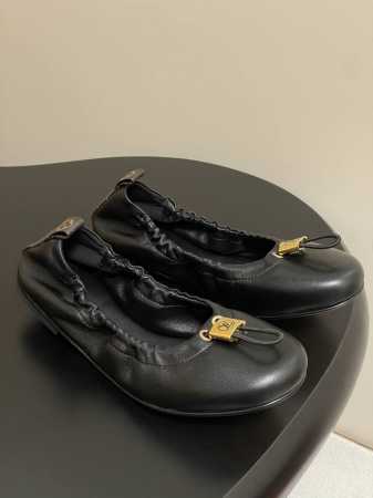 25Ss新款Louis Vuitton Lv Nolita 平底芭蕾鞋五金扣松紧带跳舞鞋 本款 Nolita 平底芭蕾鞋以柔软羊皮革释放温婉格调 再借褶皱效果弹 - 点击图像关闭
