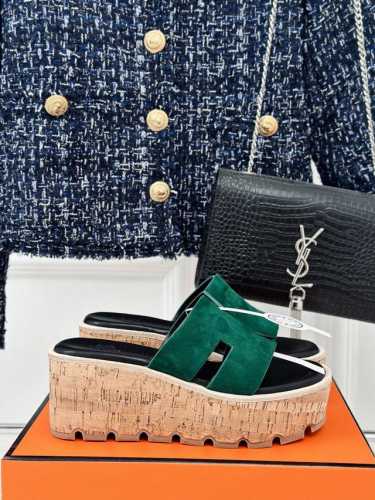厂价 HermèS 爱马仕经典H厚底拖鞋 依旧是永恒经典的H造型 极约复古的设计 浓厚的异域风情 厚底在拉长腿方面真的Yyds 百搭舒适 上脚秒变大长腿！ 面料