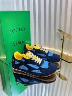 刘雯同款Bottega Veneta火爆新款运动鞋休闲鞋徳训鞋 bv 90年代复古风格为灵感 鞋面选用麂皮+防水布面料 呼应品牌标志性Intrecciato编织