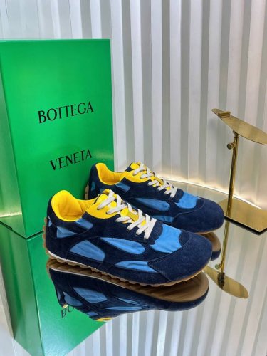 刘雯同款Bottega Veneta火爆新款运动鞋休闲鞋徳训鞋 bv 90年代复古风格为灵感 鞋面选用麂皮+防水布面料 呼应品牌标志性Intrecciato编织