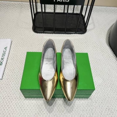 出厂 独家顶级版本 2025Vs 春夏新款系列 尖头平底单鞋 大底工艺 品牌经典之作 新季选用意大利真皮大底 配合清染技术 搭配黑色橡胶方块工艺 舒适高端 方形