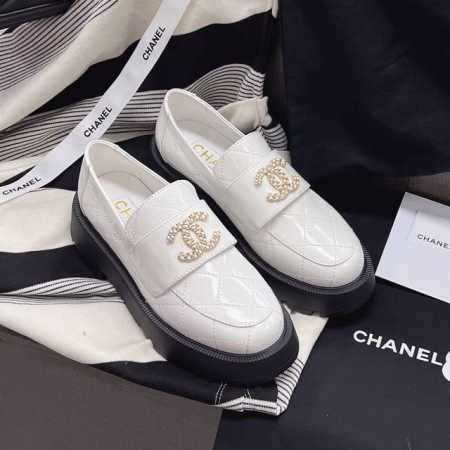 CHANEL最新款乐福鞋上线热卖！ 小香今秋最具人气的乐福鞋现货供应！ 咱家一比一原版开发，各种细节都是遵照原版定制打造，选材精细！ 面料：进口牛皮 内里：羊皮 - 点击图像关闭