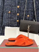 厂价 Loro Piana Lp 经典复古绝美 平底坡跟拖鞋 简约即时髦 松弛的高级感 感受夏日感高级穿搭~ 面料采用原版定制皮料 内里垫脚均为混种羊皮 意大利