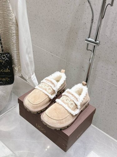 UGG 新款明星同款拼色厚底毛毛拖鞋 半拖 短靴 雪地靴 内里羊毛一体 保暖性能卓越 耐磨橡胶底 鞋子抓地力更好 拥有这一双UGG 让小脚丫在寒冷冬日始终温暖舒