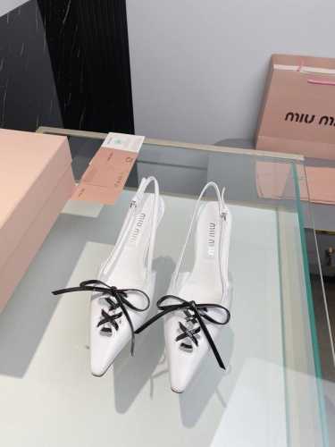 出厂340Miu Miu走秀款 春夏新款高跟带子 凉鞋 网红走秀款上脚非常好看.1:1定制 时尚 高跟女鞋，很好的拉伸腿部线条，让爱美的小姐姐们都能轻松驾驭，绝