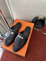 莞产 * Kelly扣Oz流苏穆勒鞋｜原版购入代购级别 -黑色 材质与工艺： 原版进口小牛皮 羊皮内衬 鞋面饰有流苏和银色Kelly扣 意大利真皮大底 2.5C