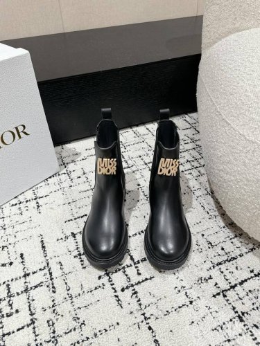 顶级版本 Di0R 迪奥 24 最新 秋冬新款 切尔西短靴 Dior Empreinte 靴子的可调节带上带有“Cd”标志，彰显经典设计。经久不衰的马靴造型 打