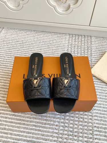 L驴家新品Capri 系列 V扣电绣平底粗跟凉拖鞋 顶级品质 跟高：中跟5Cm 鞋面：进口小牛皮 羊皮内里 意大利进口真皮大底 Size：35-39 40、41