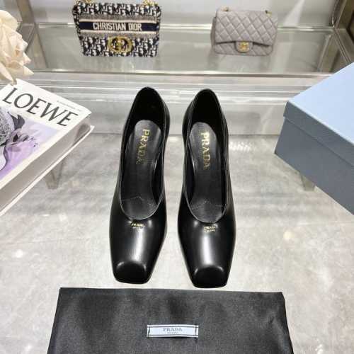 冲量价: ，25年新款上市走秀明星新品时尚潮流 Prada 普拉达 方头高跟方跟粗跟凉鞋后空单鞋。鞋面采用进口牛漆皮，内里垫脚为进口羊皮，意大利注塑真皮大底。跟