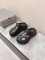 男装10 巴黎世家Balenciaga 春夏最新情侣款洞洞鞋，25春季新款黑马单品,海内外时尚博主纷纷上脚大秀，火遍海内外社交平台，时尚达人必入款，各种巴家元素