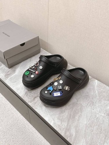 男装10 巴黎世家Balenciaga 春夏最新情侣款洞洞鞋，25春季新款黑马单品,海内外时尚博主纷纷上脚大秀，火遍海内外社交平台，时尚达人必入款，各种巴家元素