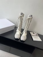 工艺升级 Dior迪奥 25春夏走秀款德训靴子 25Ss春夏秀场出镜率最高的单品 这双鞋改变了之前印象中的阿甘鞋单一的设计风格 保留着原本的造型 细节点缀上非常