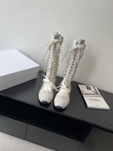 工艺升级 Dior迪奥 25春夏走秀款德训靴子 25Ss春夏秀场出镜率最高的单品 这双鞋改变了之前印象中的阿甘鞋单一的设计风格 保留着原本的造型 细节点缀上非常