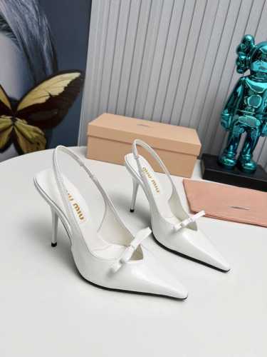 工厂 新款新品 Miu Miu 全新超美装饰搭配,时尚淑女气质十足 双色拼接 又不乏美艳色彩,外侧附带弹力象巾 上脚非常方便意大利引进的原版楦头是最新楦、出来形