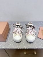 出厂p布面 p皮面 、Miu Miu 缪缪 25Ss春夏新款 复古 休闲鞋 本季Miu Miu延续了该风格推出了专属款，整体鞋型线条简约＋轻薄鞋底设计，配色大胆