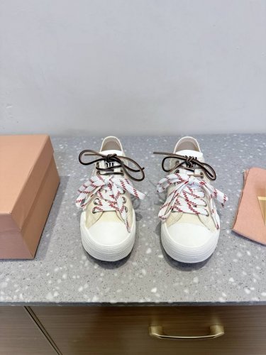 出厂p布面 p皮面 、Miu Miu 缪缪 25Ss春夏新款 复古 休闲鞋 本季Miu Miu延续了该风格推出了专属款，整体鞋型线条简约＋轻薄鞋底设计，配色大胆