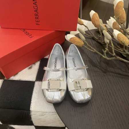 童鞋上新 FERRAGAM*芭蕾公主鞋 橡筋不易脱落 橡胶防滑大底 颜色：粉色 银色 黑色 Size ：26 27 28 29 30 31 32 33 34 3 - 点击图像关闭