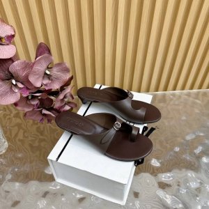 cotem*25Ss春夏新品英伦风凉鞋系列 延续恒久的古典与舒适 独特的细窄圆头鞋型为鞋体的中性基调注入更多精致考量 刻画一个更鲜活的 不拘小节的艺术家形象 标