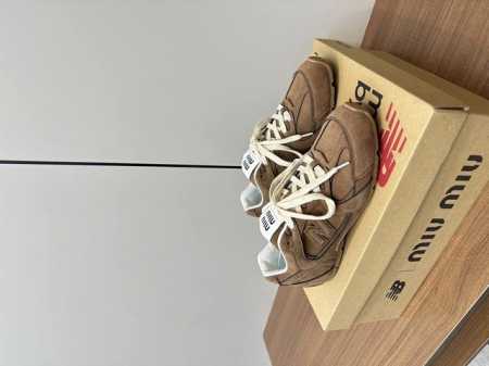 Miumiu X New Balanc*E 早春联名走秀款 P430 超级无敌大热门无论你如何穿搭请都不要放过这一双530系列的运动鞋 非常好搭配！ 面料：高丝 - 点击图像关闭