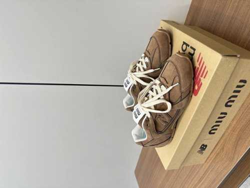 Miumiu X New Balanc*E 早春联名走秀款 P430 超级无敌大热门无论你如何穿搭请都不要放过这一双530系列的运动鞋 非常好搭配！ 面料：高丝