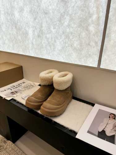 低 中 高 小毛领雪地靴低 中 高 太可爱啦！ 冬天的安全感是这双雪地靴给的！暖乎乎 行走的羊咩咩实在是太可爱啦超美腻 简洁、精美风格是很多女孩的心头好！上脚美