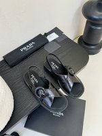 prad* 25Ss交叉凉鞋 Prad*普拉达 25Ss罗马编织凉鞋！复古时髦前卫的轮齿 让整双鞋轻便舒适 罗马的设计，满足不同风格时髦人士的多种选择 鞋面：