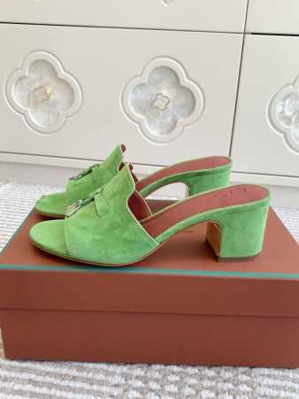 平底 粗跟 代购级 Loro piana Summer Charms Ser LP女士凉鞋拖鞋产品详情：这款绒面羊皮革凉鞋搭配饰有Loro Piana My C - 点击图像关闭