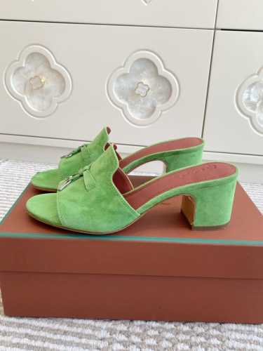 平底 粗跟 代购级 Loro piana Summer Charms Ser LP女士凉鞋拖鞋产品详情：这款绒面羊皮革凉鞋搭配饰有Loro Piana My C