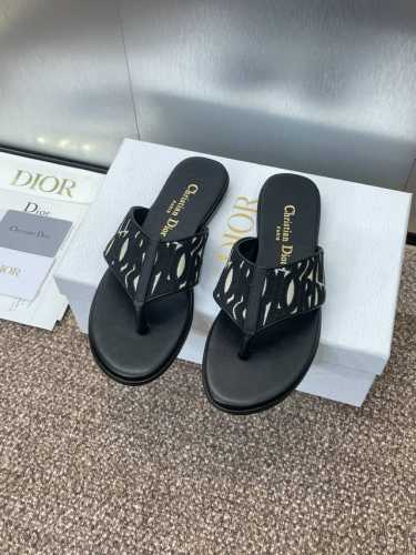 工厂p价p 平底 粗跟 Miss Dior 迪奥 2025春夏走秀新款Adiorble粗跟人字拖女鞋 Cd明星同款平底字母Logo夹指凉鞋 材质:原版定制环保透