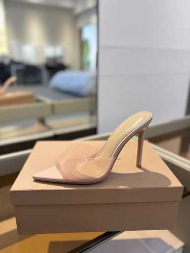 价格P： {半拖} 吉安维托 罗西 Gianvito Rossi Eiko Stiletto，轻松移动。这款 Gianvito Rossi 拖鞋采用配有精致的胶