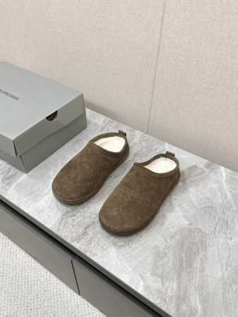 Balenciaga巴黎世家 新款情侣棉拖 顶级版本超火巴黎世家毛拖 情侣尺码 时装博主与欧美明星大爱款 冬季必备款 时尚却不过分张扬 show details - 点击图像关闭