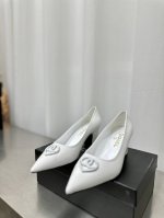 CHANE*L 小香25ss新款 爱心logo单鞋小清新风带点贵气的感觉，上脚非常完美，穿搭配上此鞋，优雅大方。整个系列都充满了令人兴奋和意外的元素结合，不同的