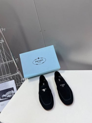 Prada普拉达新款三角标时装乐福鞋 顶级品质，版型超正，复古时尚经典单品 巴黎时装周第一场分量十足的大秀场打造的新品 灵感由p家主设计师巧妙结合在完美鞋型上.
