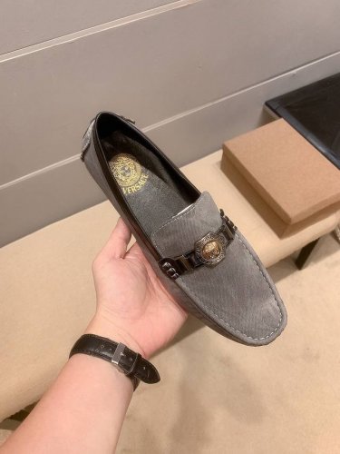 品牌范思哲，鞋面采用头层牛皮 灰色 羊里，原版进口耐磨橡胶底， 范思哲官网出品 精致优雅男士心备佳品，采用精湛的处理工艺。穿着舒适。精致简单鞋面尽显品牌低调优雅