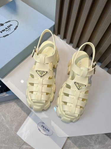300Prada 普拉达 春夏新款锯齿罗马编织厚底橡胶凉鞋 复古时髦前卫的轮齿55Mm 厚底鞋底搭配橡胶鞋面，让整双鞋轻便舒适 鲜艳色彩 满足不同风格时髦人士的