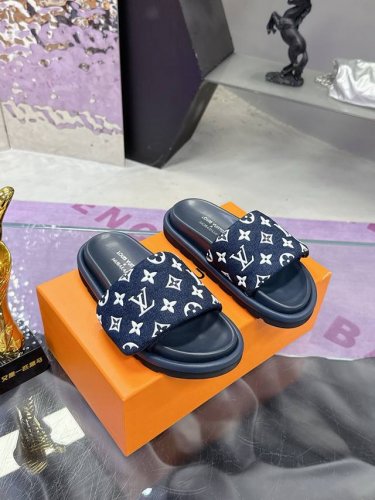 Lv情侣款 拖鞋系列 2025 最新款 L*V驴牌25Ss新品情侣款老花懒人 面包厚底拖鞋这款真的人有钱人的拖鞋啊 一看就很贵 而且不撞款呆萌的面包鞋型 对脚宽