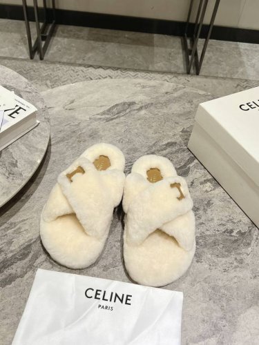 Celine 塞琳 24 春夏新品羊毛拖鞋 这一季的赛琳又让我重新爱了它一次！ 这季节美鞋太多这款毛拖 真的是让我无法自拔真太可爱了～ 毛茸茸的羊毛是选用欧洲进