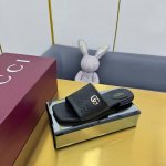 出厂价Pp 2025早春Gucci 压纹双G拖鞋2种材质面料 作为Gucci设计传承的杰出代表，Jordaan系列饰马衔扣乐福鞋生动彰显经典优雅格调。这款鞋履采