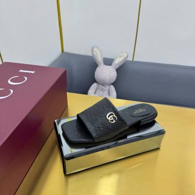 出厂价Pp 2025早春Gucci 压纹双G拖鞋2种材质面料 作为Gucci设计传承的杰出代表，Jordaan系列饰马衔扣乐福鞋生动彰显经典优雅格调。这款鞋履采