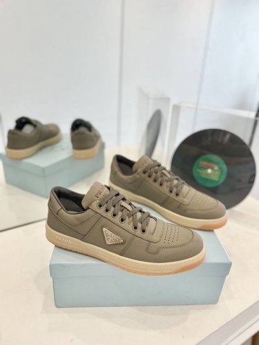 工厂价 普拉达prada 高版本运动鞋采用富有当代魅力的运动风设计，线条简洁，搭配轻盈的鞋底。通过不同角度演绎prada徽标，饰有标志性的涂珐琅金属三角形，彰显